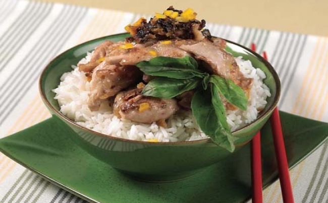 Pollo salteado con albahaca